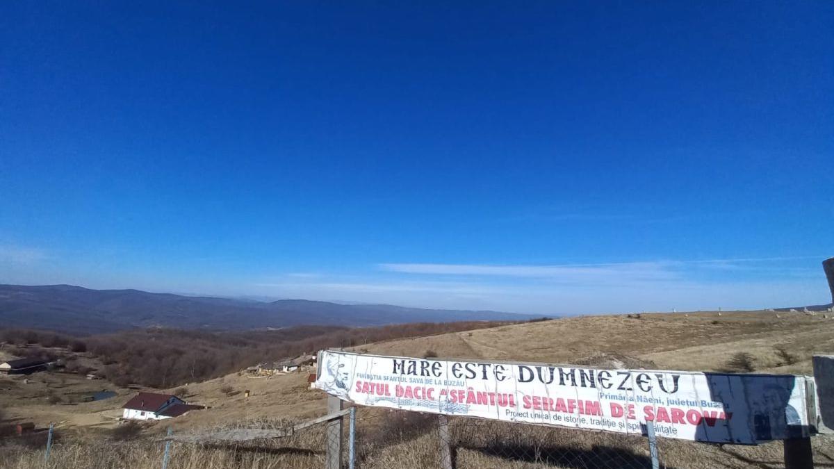 Satul dacic din carul cerului, Decheneus și pietrele vorbitoare