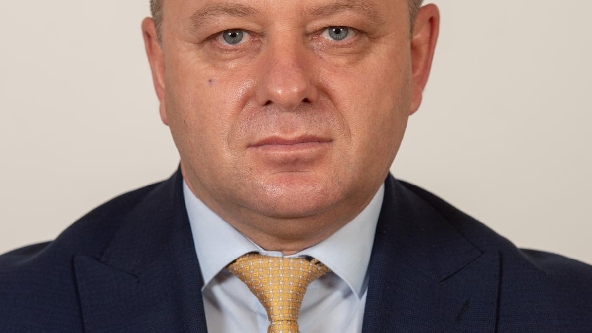 Senatorul latifundiar vrea o lege prin care firmele și regiile de stat să-și predea terenurile către autoritățile locale