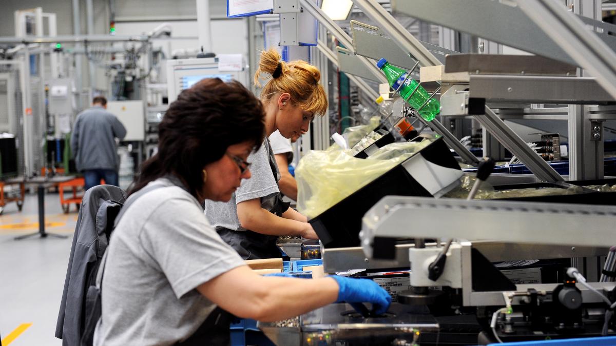 Diferența reală a salariului mediu între femei și bărbați este de 23% în România