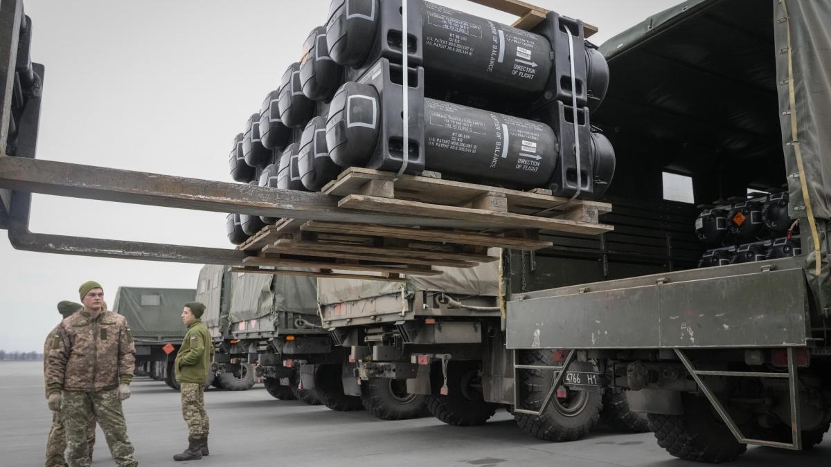 NATO trimite arme în Ucraina, la foc automat