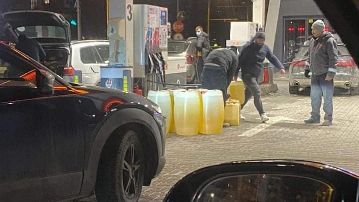 România a ieșit în stradă... la coadă la benzinării