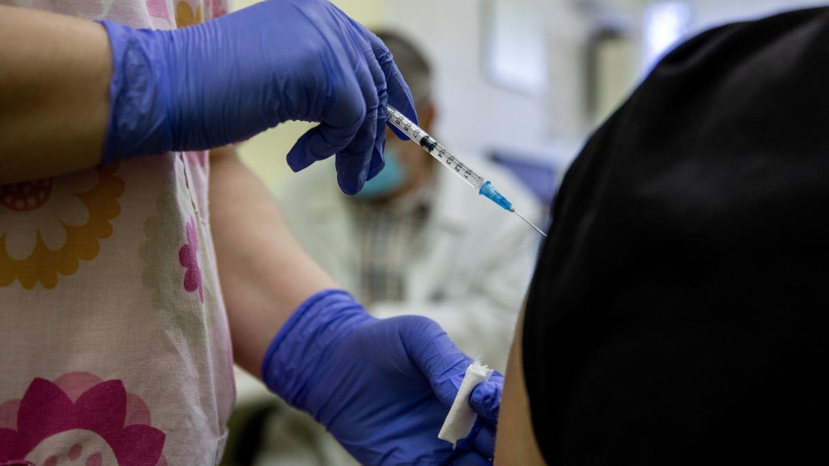 Noi reacții adverse pe prospectul vaccinurilor anti-COVID