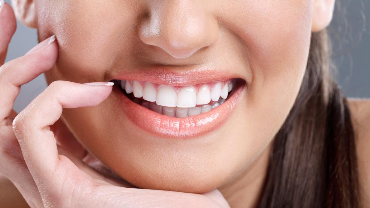 Poate un implant dentar să arate chiar mai bine decât dintele original? Răspunsul este surprinzător!