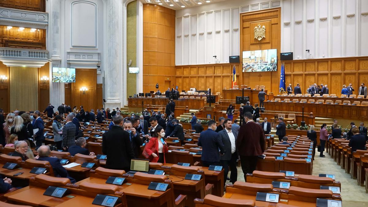 Grupul deputaților neafiliați crește precum Făt-Frumos. Se populează cu excluși din alte partide