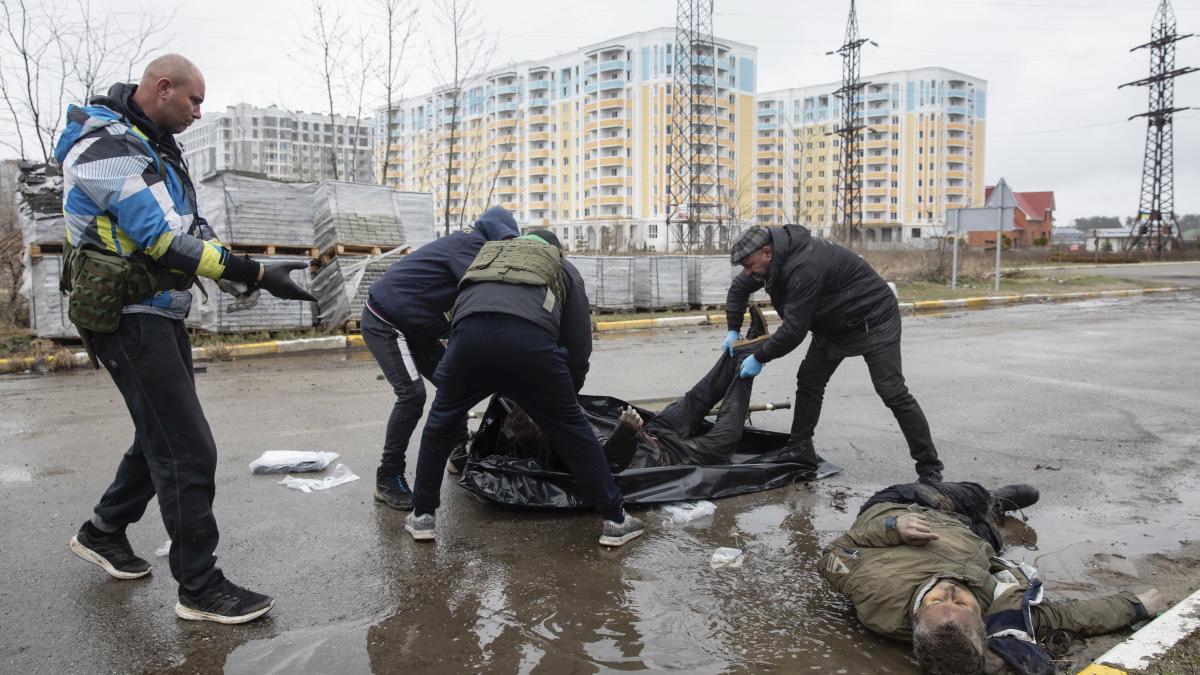 Ororile războiului: Rușii sunt acuzați de ucraineni că au dezgropat cadavre la Mariupol