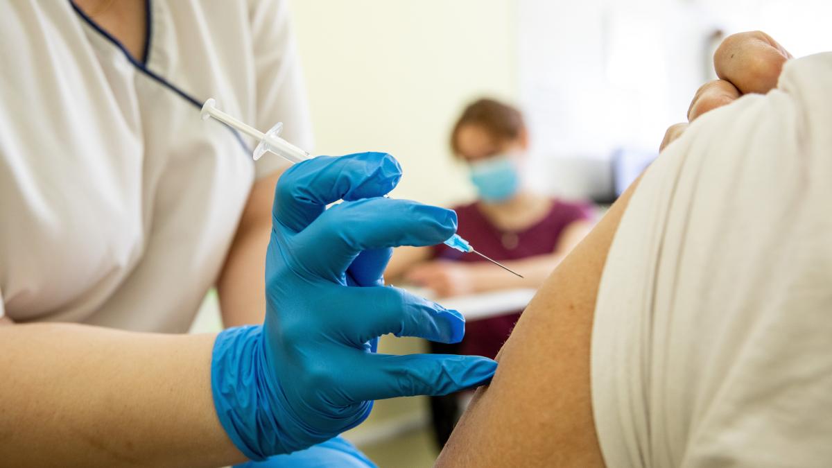 De la 1 iulie, vaccinarea împotriva Covid se va face doar la medicii de familie