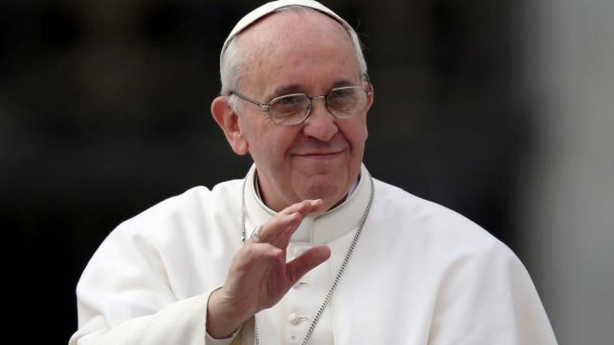 Papa Francisc, pentru prima dată în scaun cu rotile în public