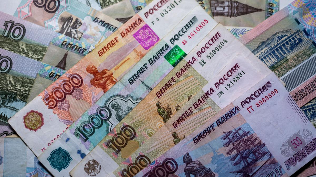 Rubla se apreciază PUTERNIC. Ajunge la recordul maxim al ultimilor doi ani