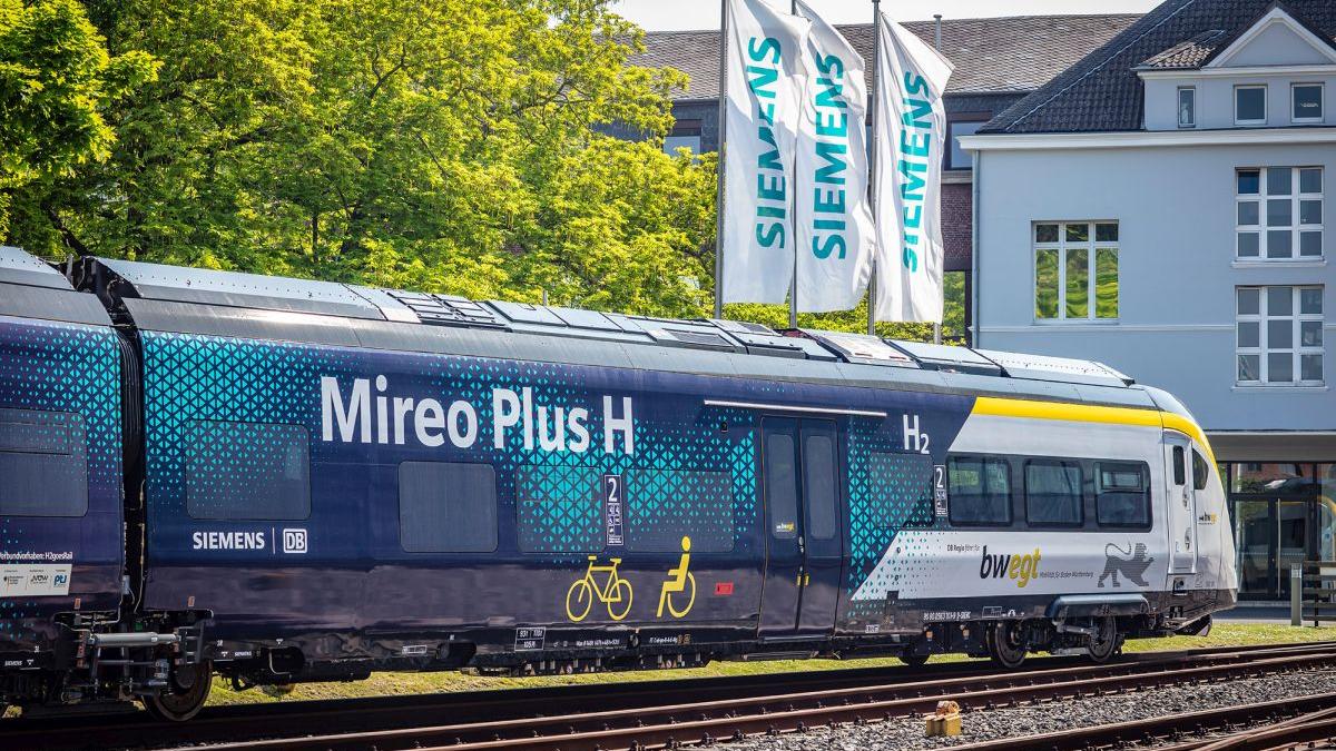 În premieră: Deutsche Bahn și Siemens Mobility prezintă noul tren pe hidrogen și trailerul cu rezervorul de stocare a hidrogenului