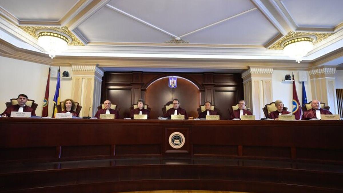 Ce-i recomandă pe un notar public, un procuror și un ex-funcționar parlamentar să facă parte din Curtea Constituțională a României