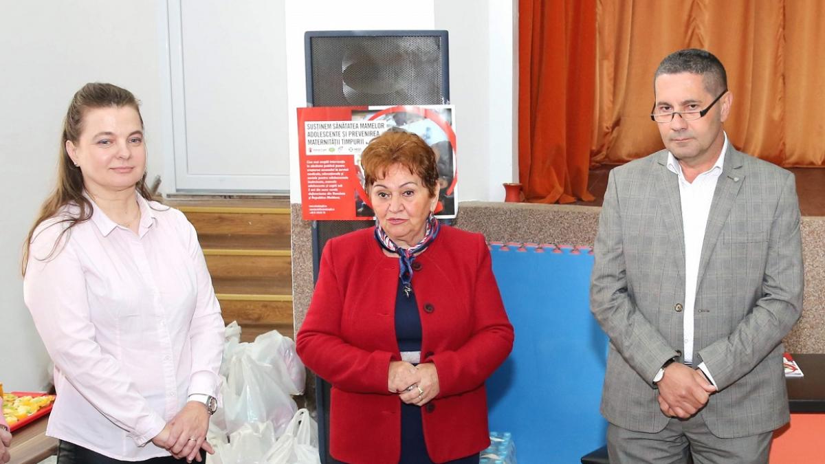 Mame minore - consultate, ajutate și trimise la școală