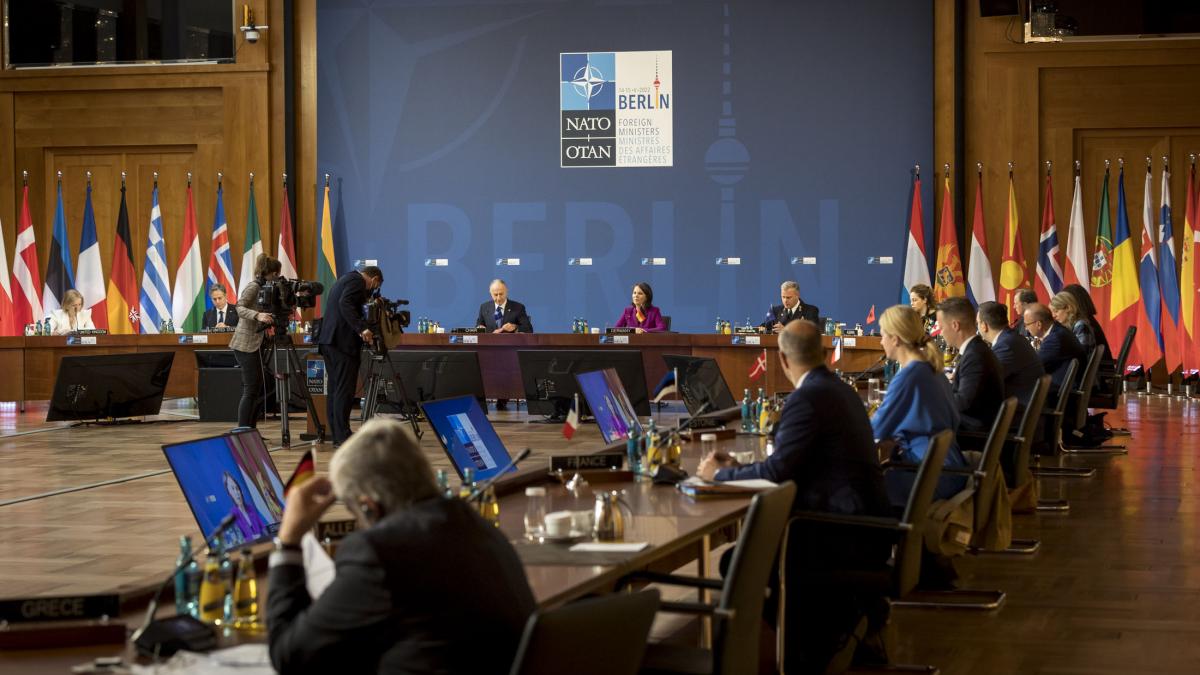 NATO deschide porțile spre nord, Turcia pune piciorul în prag