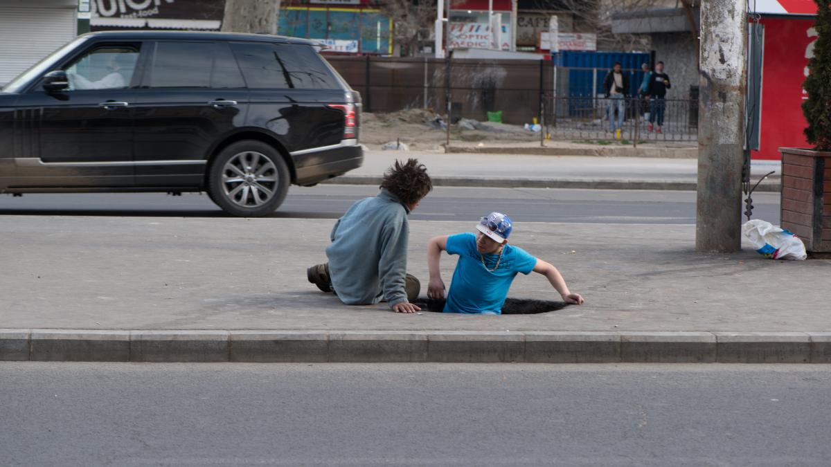 Copii obligaţi să cerşească în intersecţii sau să vândă flori, 12 ore pe zi, în București