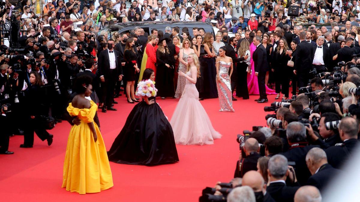 Festivalul de Film de la Cannes a debutat cu vedete elegante, un film cu zombi şi puţine măşti sanitare