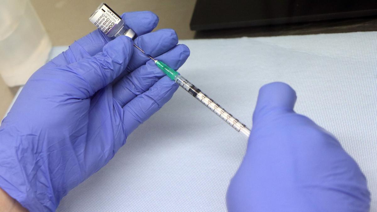Studiu: Femeile sunt mai predispuse la erupții cutanate în urma injecției cu serul Moderna