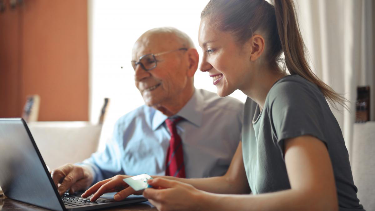 Studiu: Peste jumătate dintre români preferă plăţile digitale 