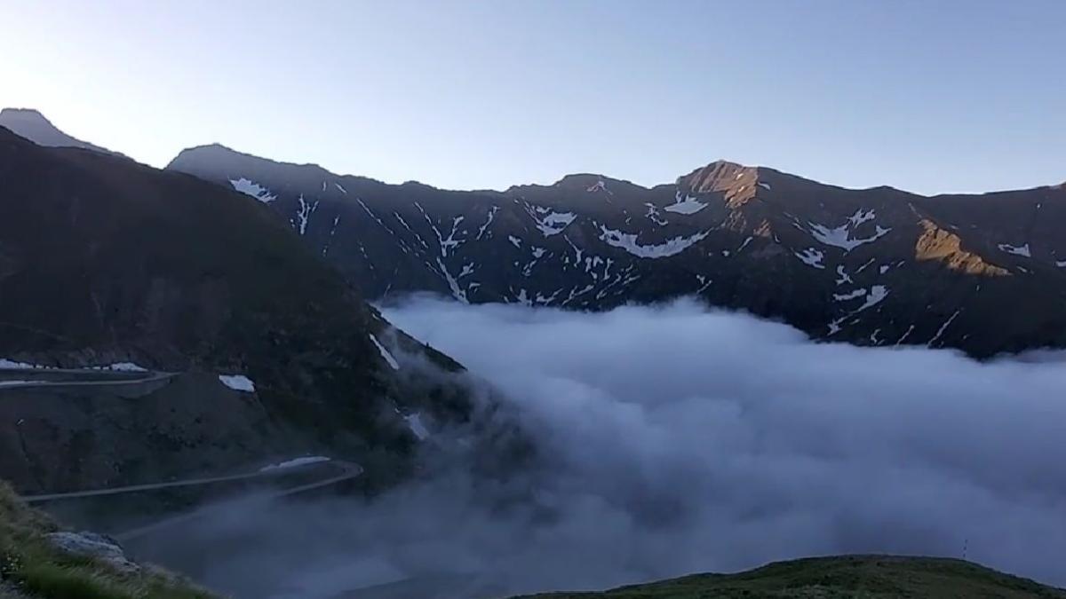 Fenomen meteo spectaculos. O „mare de nori” s-a format pe Transfăgărăşan
