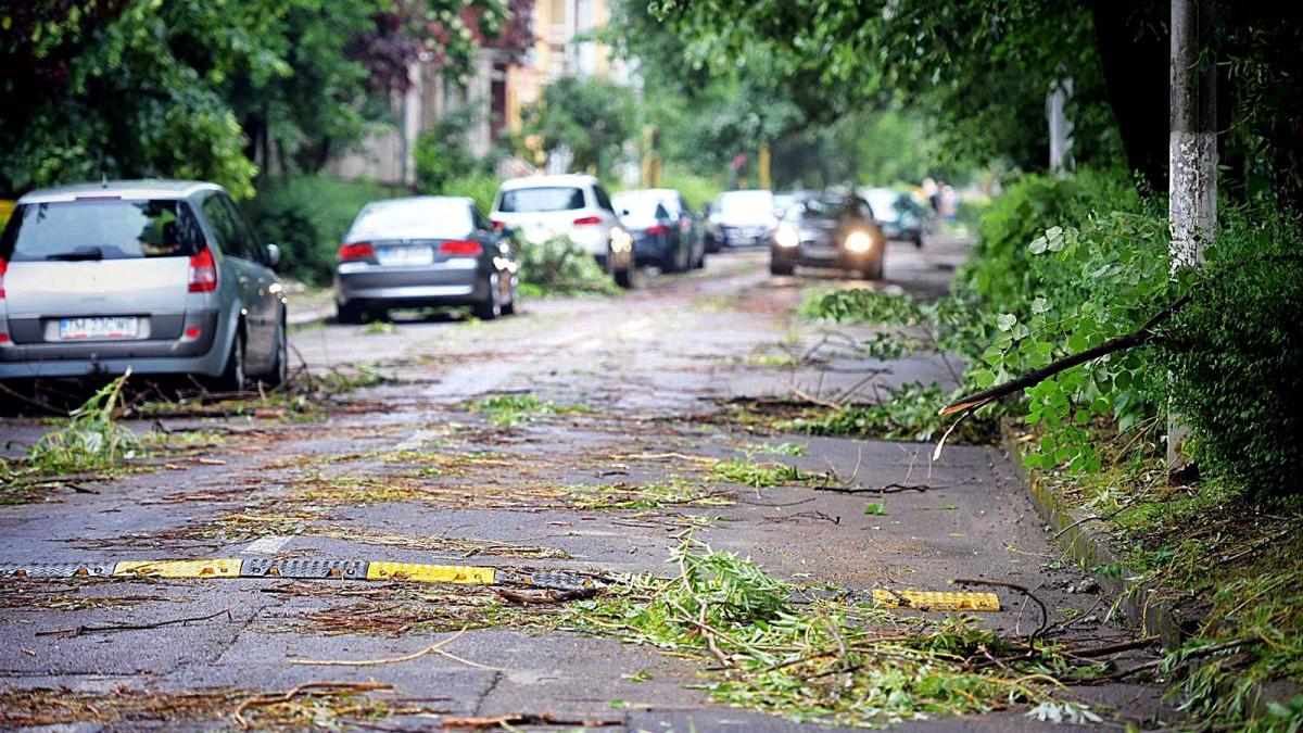 Efectele furtunii din București: Sute de imobile inundate și zeci de mașini afectate