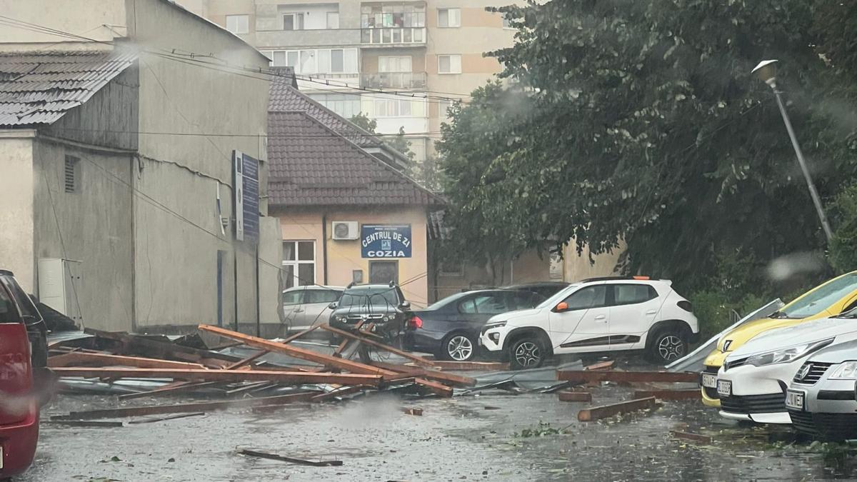 Cod roșu de ploi torențiale, vijelii și grindină, în mai multe localități din județul Vâlcea