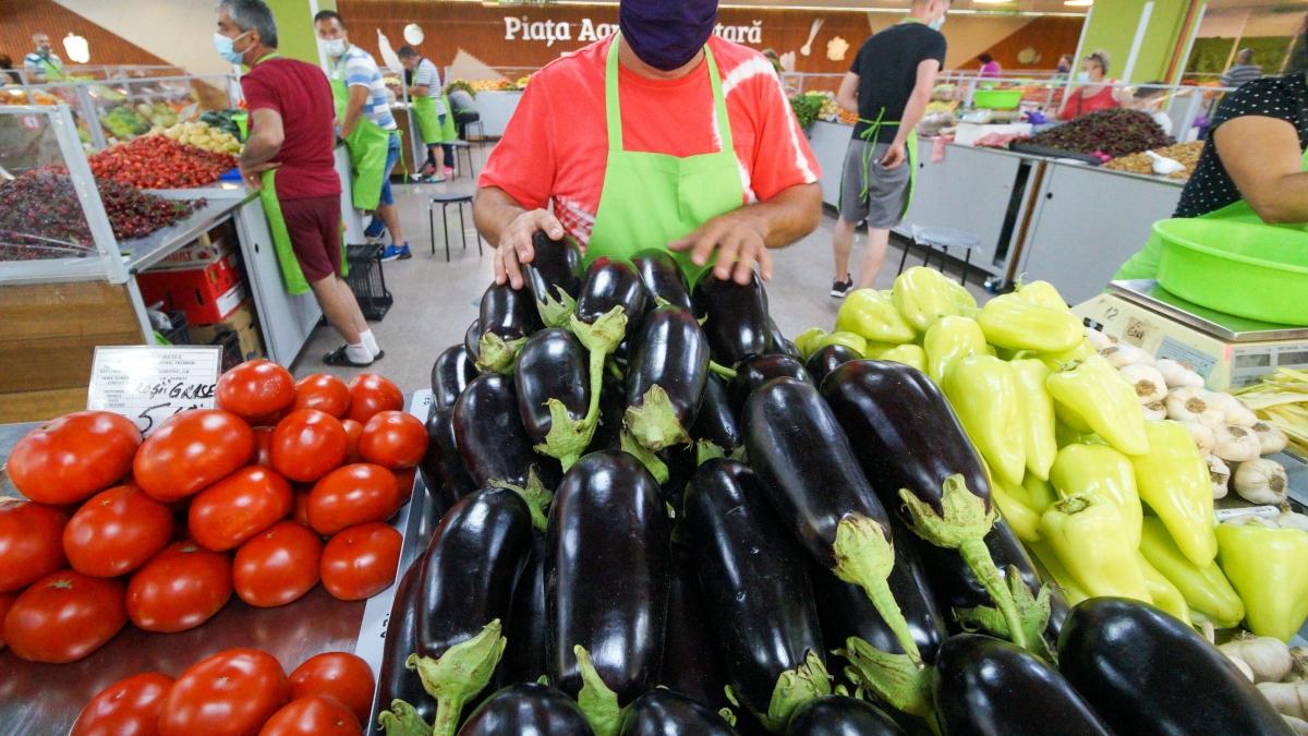 Sondaj: Unul din doi români cumpără fructe și legume românești