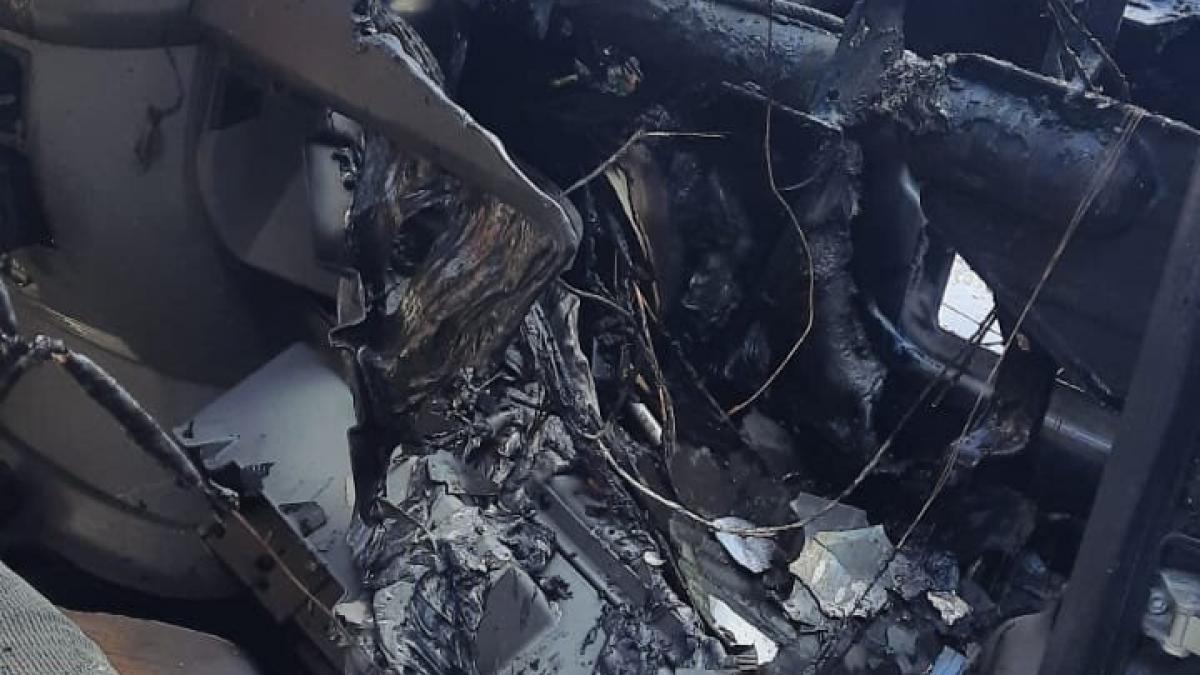 Autoutilitară distrusă într-un incendiu produs într-un atelier auto din Focșani