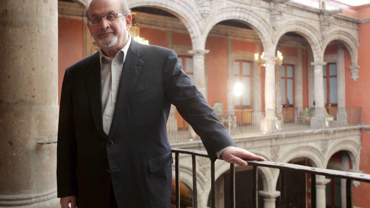 Salman Rushdie este conectat la ventilator și nu poate vorbi