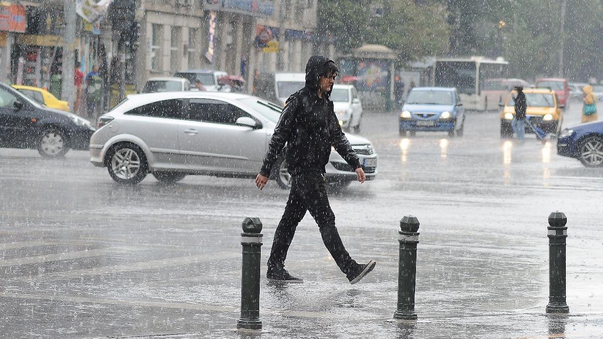 Prognoză specială pentru București: urmează averse torențiale și intensificări ale vântului