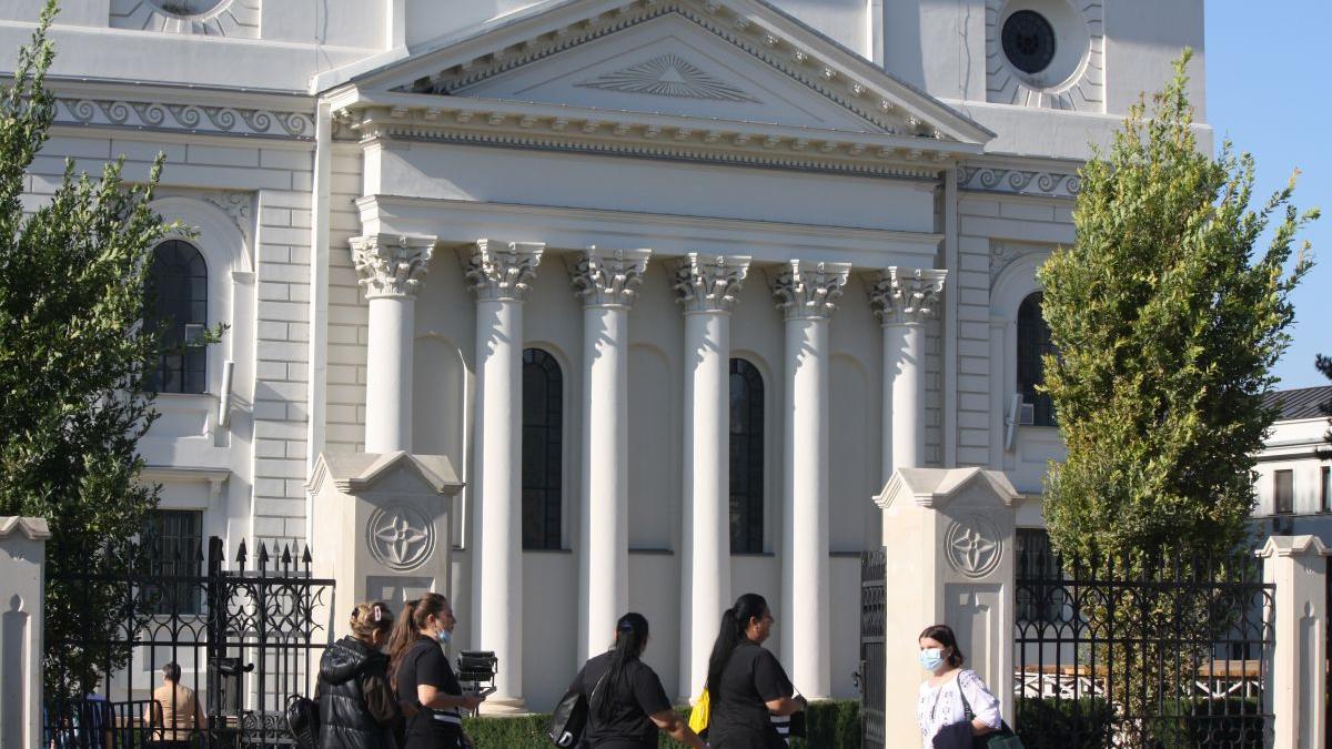 preotii si angajatii instruiti pentru a utiliza defibrilatorul instalat langa catedrala mitropolitana din iasi
