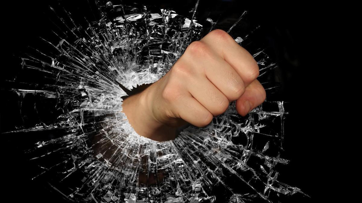 Propunerile antitragedie ale polițiștilor. Sancțiuni pentru aparținătorii care nu supraveghează bolnavii psihic
