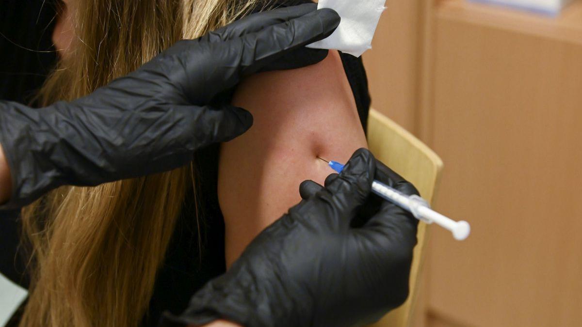 Primul vaccin anti-COVID adaptat la varianta Omicron, aprobat în Marea Britanie
