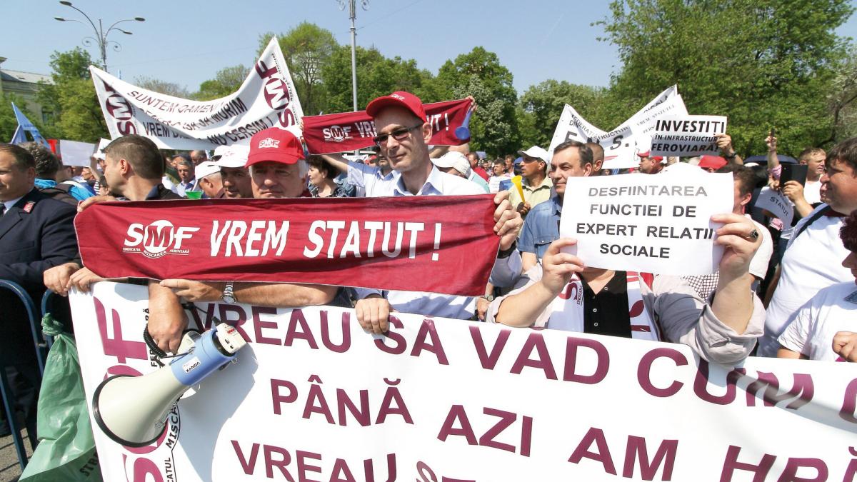 Sindicatele din transportul feroviar şi spitalele CFR protestează, joi, în faţa mai multor instituţii din Capitală