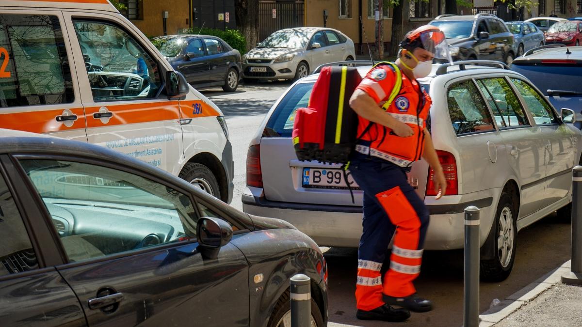 Fată de 16 ani, înjunghiată pe o stradă din Sectorul 1 de o altă adolescentă