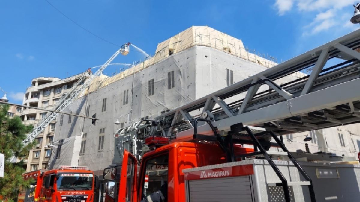 Incendiu puternic pe Calea Victoriei. Pompierii acționează de la înălțime
