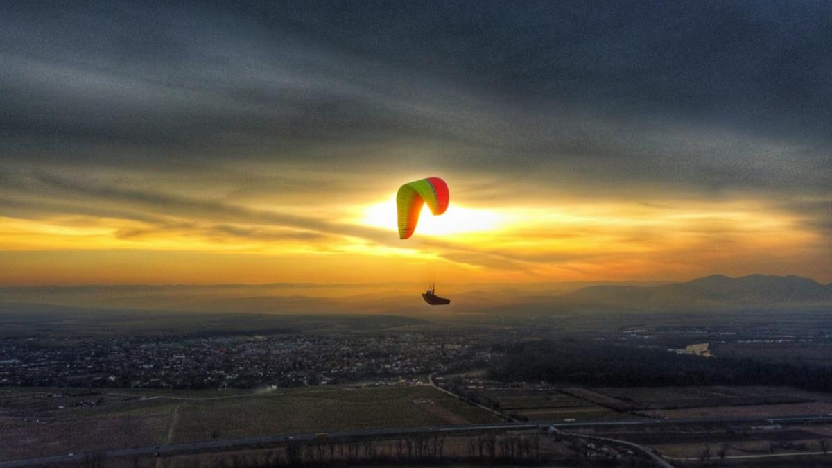 O sportivă din Serbia a căzut cu parapanta de la 15 metri înălțime