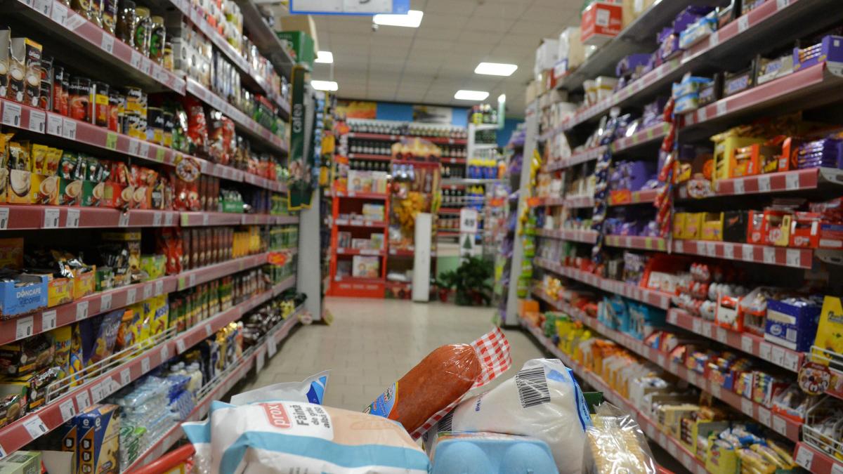 Ceapa, uleiul, zahărul, untul şi laptele s-au scumpit cu 15-23% din martie până în august