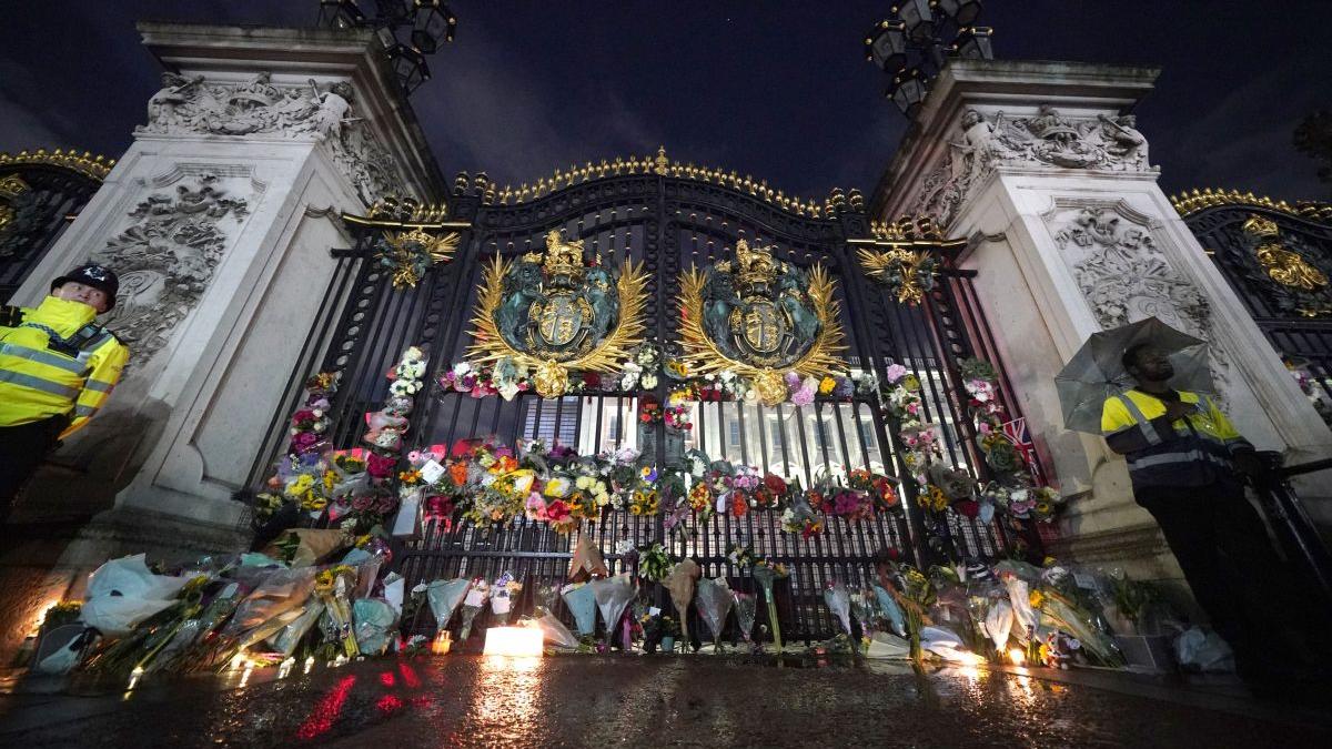 Mii de oameni au venit în faţa Palatului Buckingham pentru a o omagia pe suverană