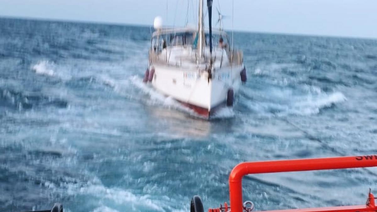 Incident grav în largul Portului Mangalia. O ambarcațiune cu 8 persoane la bord, în pericol să se răstoarne