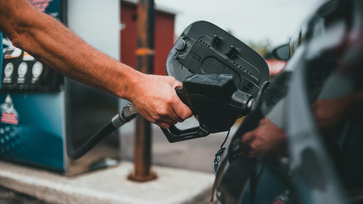 Compensarea prețului carburanților ar putea rămâne doar pentru motorină 