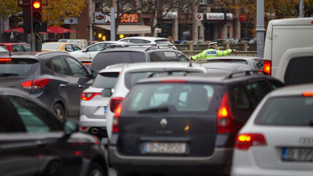 Proiect: Mașinile zgomotoase vor putea circula doar ziua în Capitală