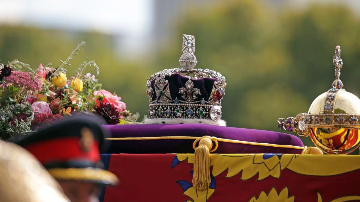 Regina Elisabeta a II-a, condusă pe ultimul drum de către britanici și liderii lumii