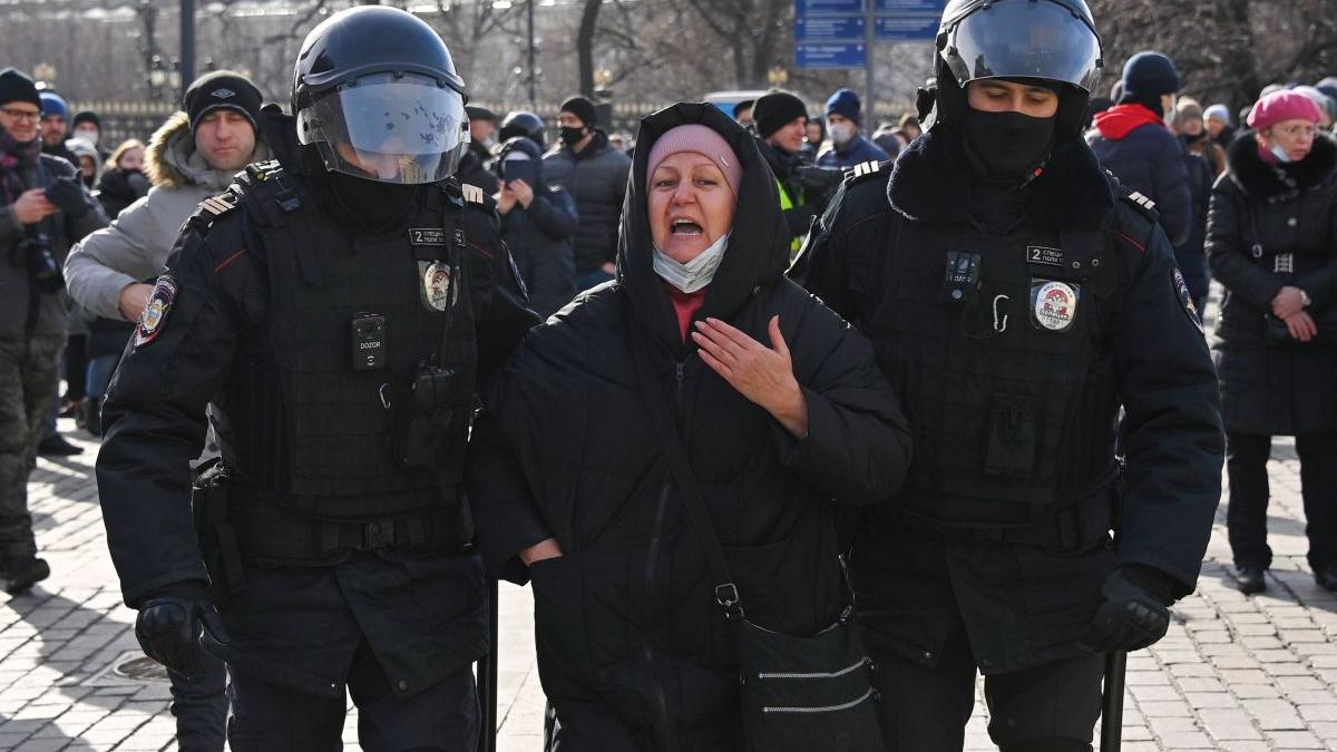 Poliția lui Putin intră în forță: Peste 1.300 de ruși, reținuți în timpul protestelor anti-mobilizare 