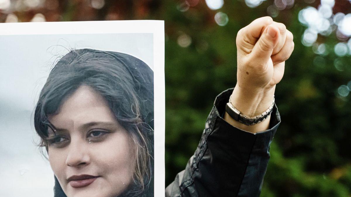 VIDEO Poliția religioasă din Iran și-a dat foc la „basmale” 