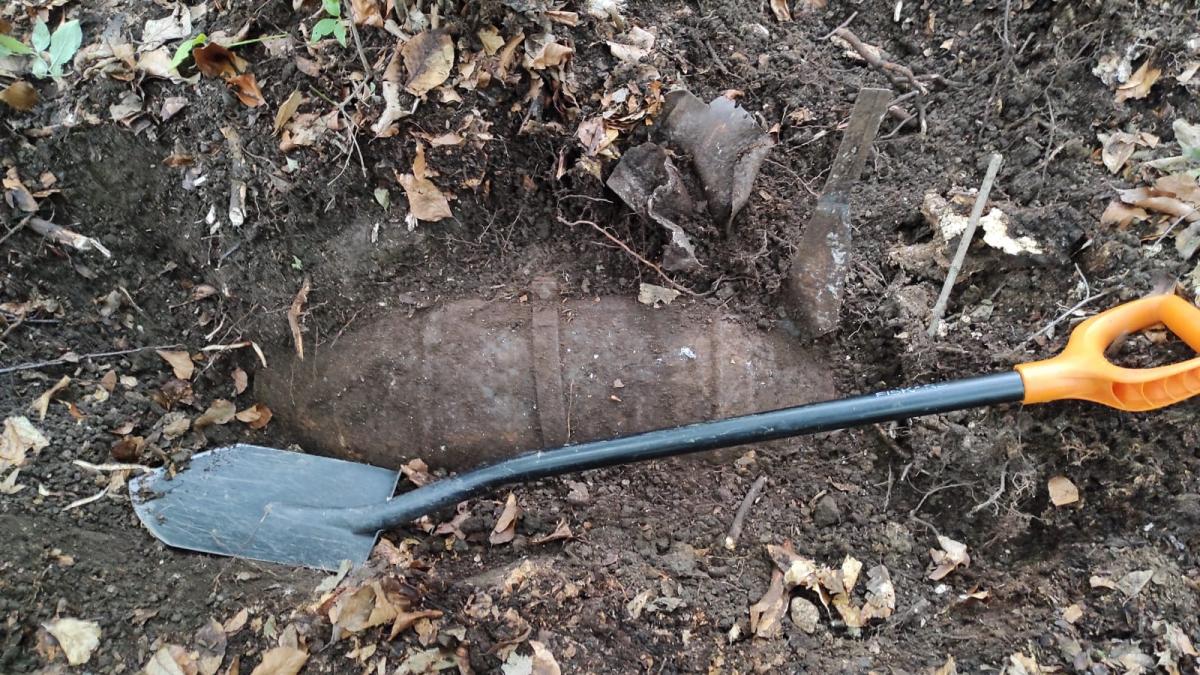 O bombă de 100 de kilograme, din al Doilea Război Mondial, a fost găsită într-o pădure din Cluj-Napoca