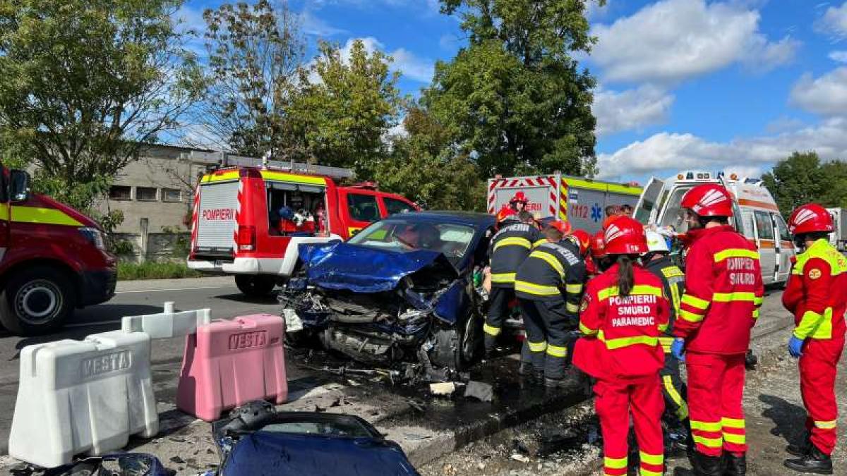 Accident cu două mașini în Jucu. Un bărbat rămas încarcerat și trei tineri răniți