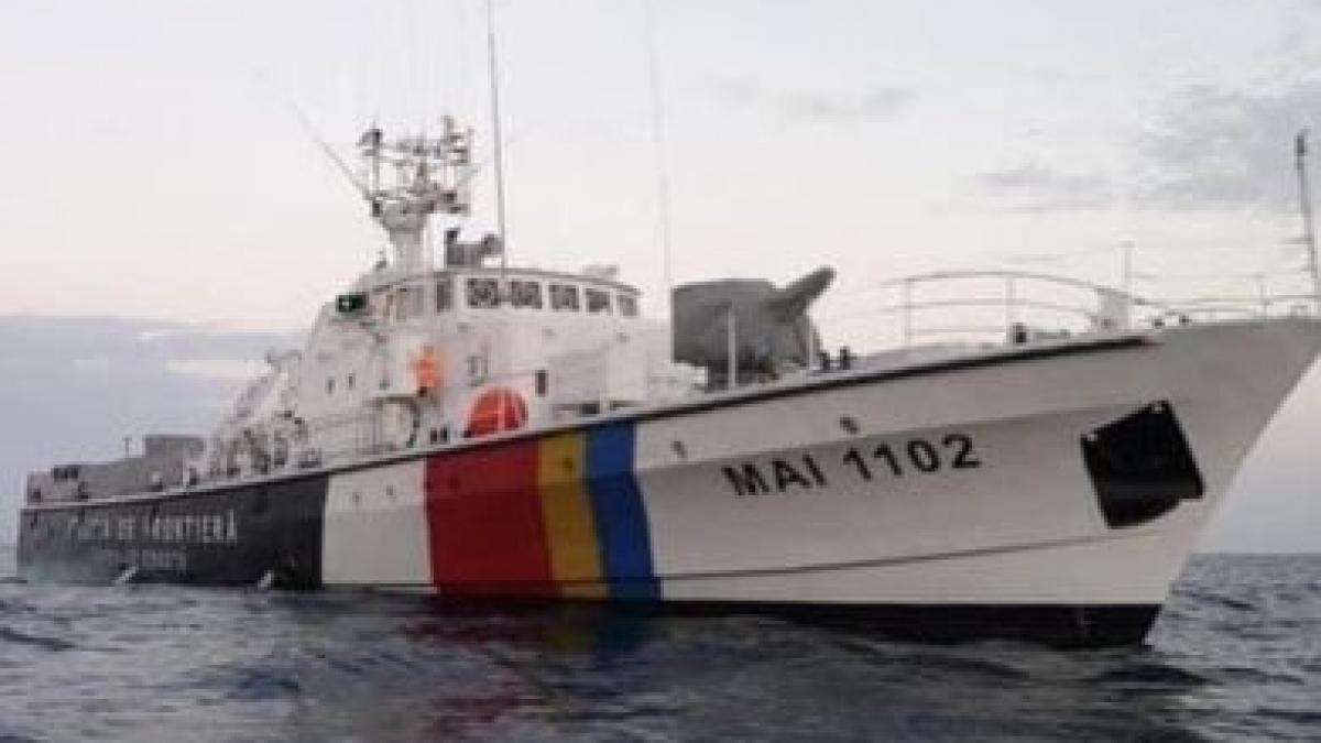 Operațiune dificilă în Mediterană pentru Garda de Coastă: polițiștii de frontieră au salvat 147 de oameni aflați la bordul unui iaht avariat