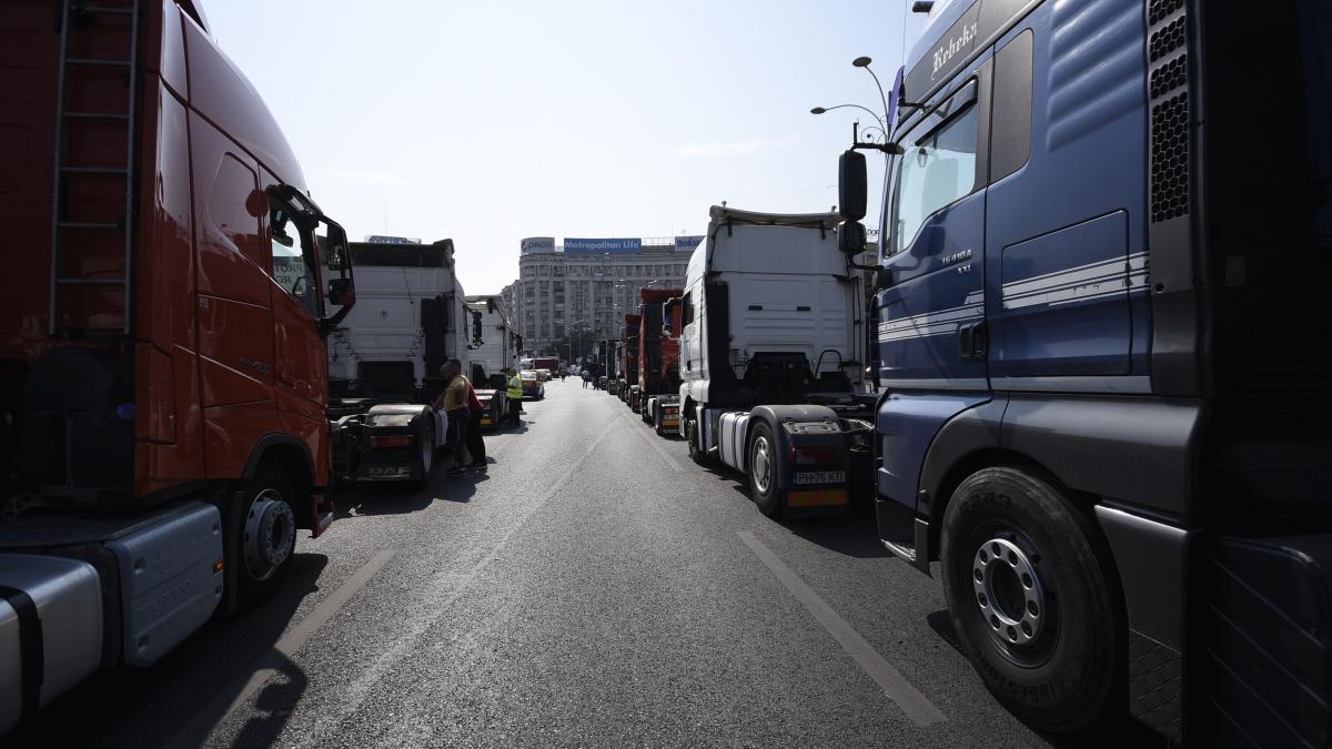 Războiul sancțiunilor. Camioanele din UE nu mai au voie în Rusia