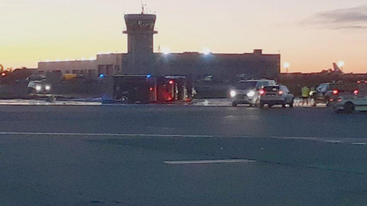 O mașină de pompieri s-a răsturnat pe platforma aeroportului Henri Coandă
