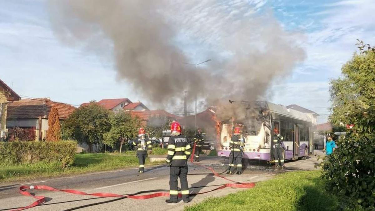 Un troleibuz a fost cuprins de flăcări, la Timișoara. Călătorii și șoferul  s-au autoevacuat la timp