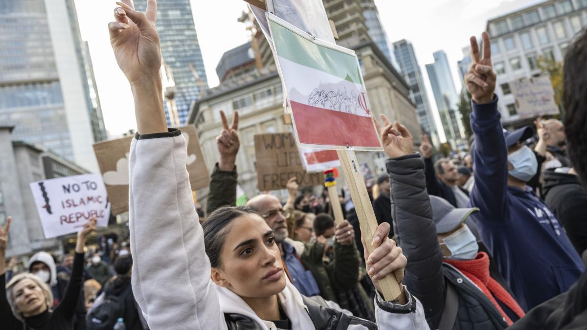 Cel puțin trei persoane, împușcate mortal în timpul protestelor din Iran