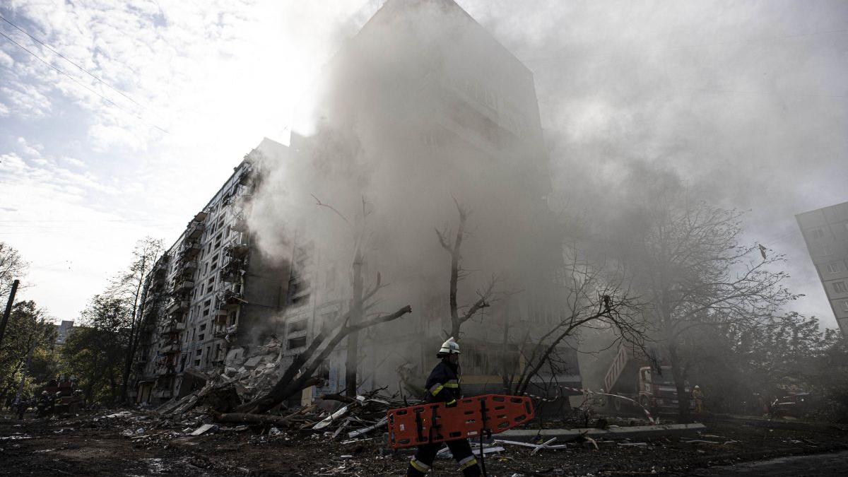 Război în Ucraina, ziua 229. Zeci de regiuni din Ucraina nu au energie electrică și se confruntă cu incendii